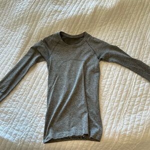 Slate/White size 4 lululemon long sleeve swiftly tech shirt